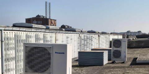 Varmepumper og solceller på tag