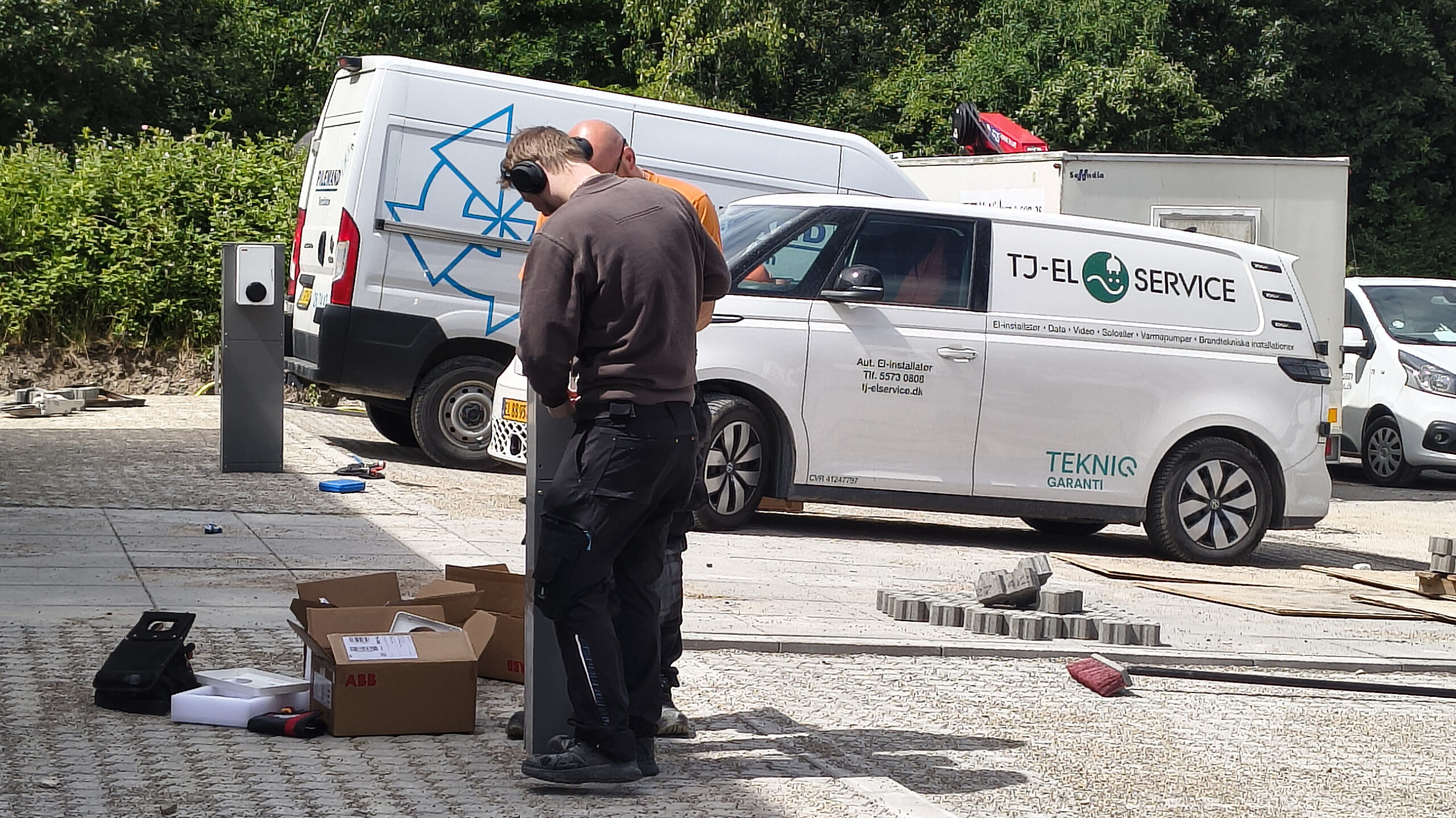 Her monterer to montører fra TJ el service ladestandere