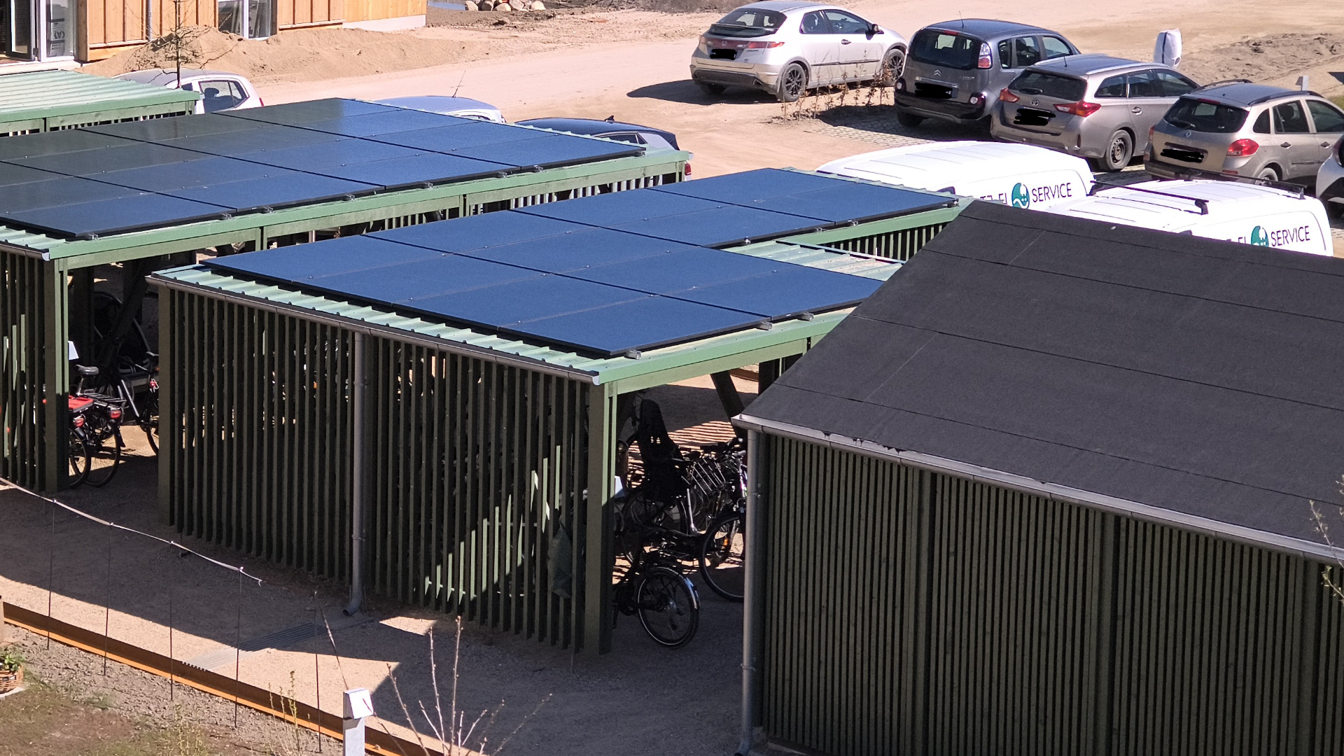 Solceller placeret op taget til cykelparkering